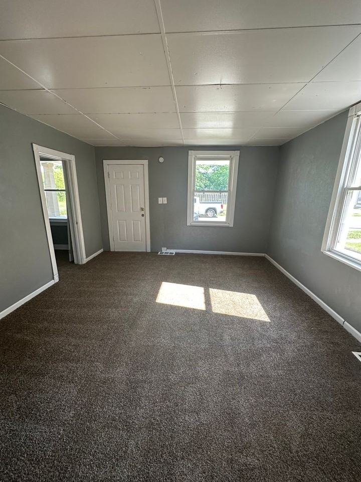 6726 Hosmer Ave - Photo 6 of 12