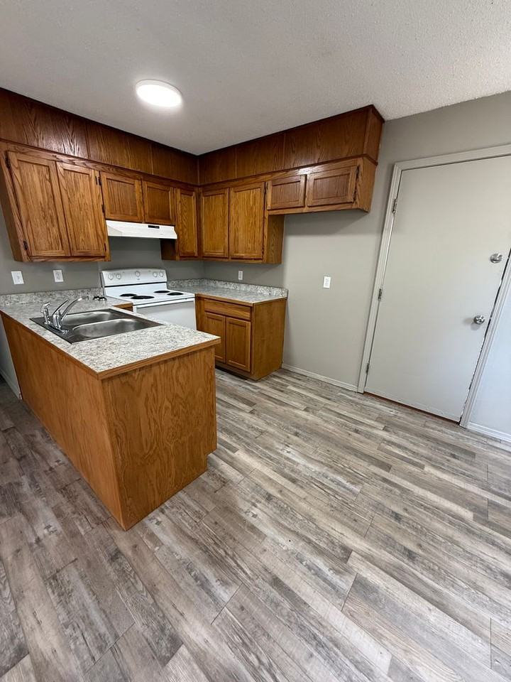 923 N 28th St - Photo 3 of 8