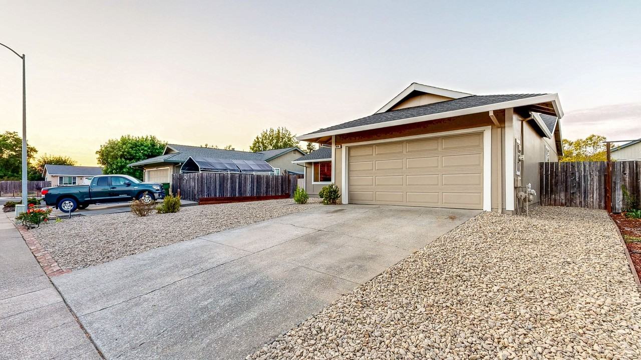 8836 Lancaster Dr - Photo 2 of 31