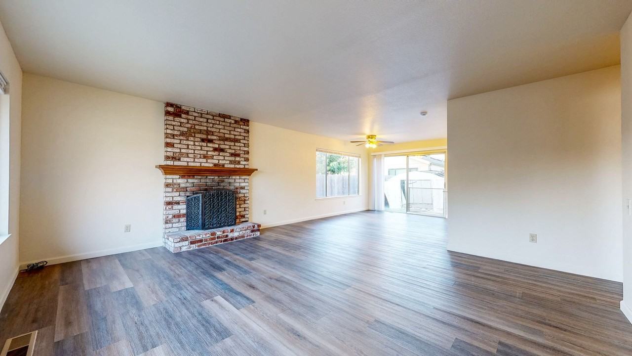 8836 Lancaster Dr - Photo 4 of 31