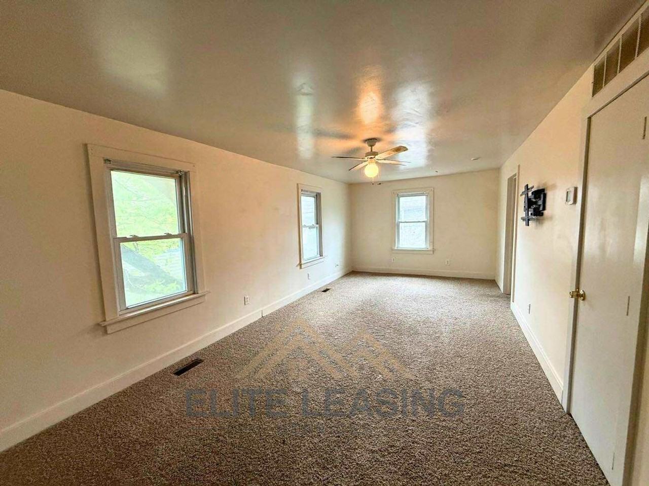 1011 Sw Douthitt Ave - Photo 2 of 7