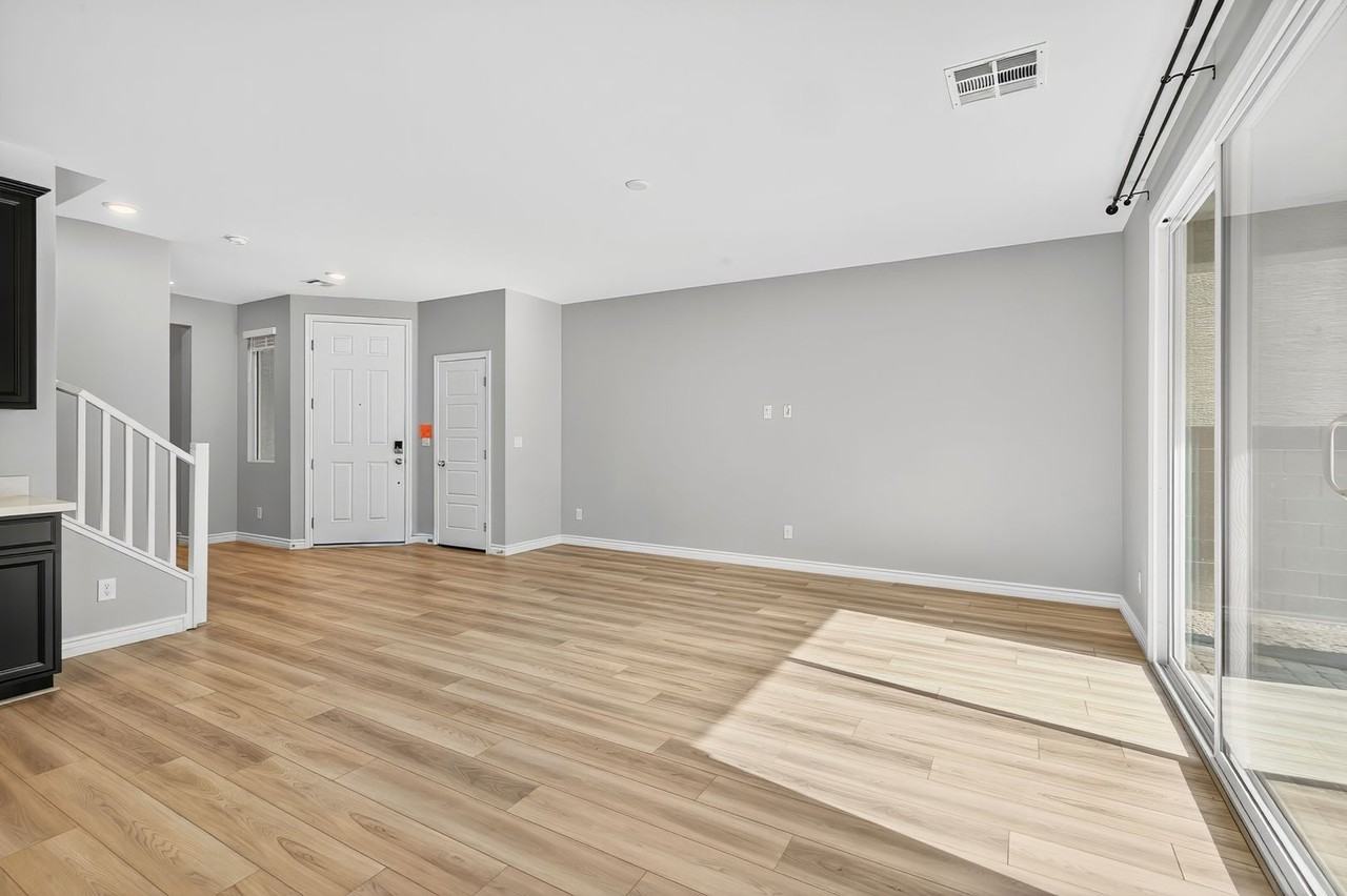 2870 Gaffer Film St - Photo 2 of 28