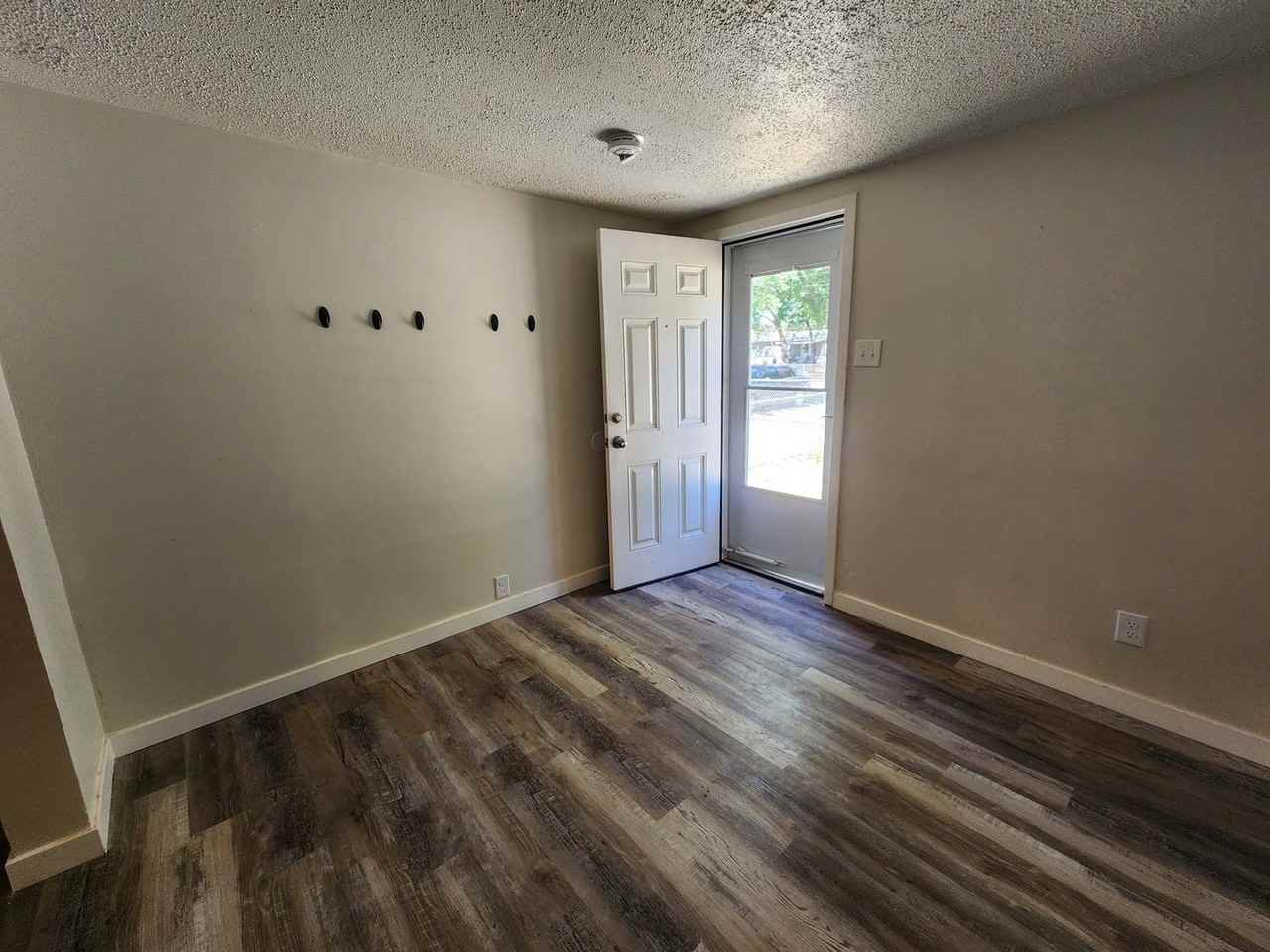 1651 W Shelley Ave - Photo 2 of 16