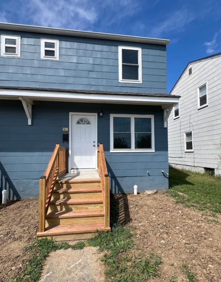 728 S Leonard St - Photo 2 of 14