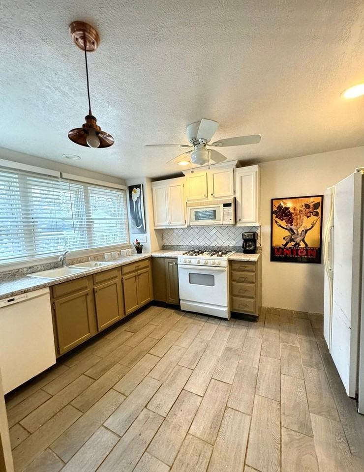 1521 Emma St - Photo 3 of 11