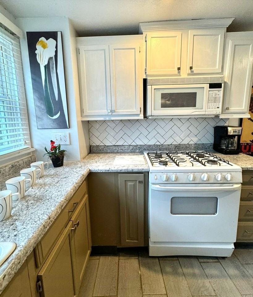 1521 Emma St - Photo 4 of 11