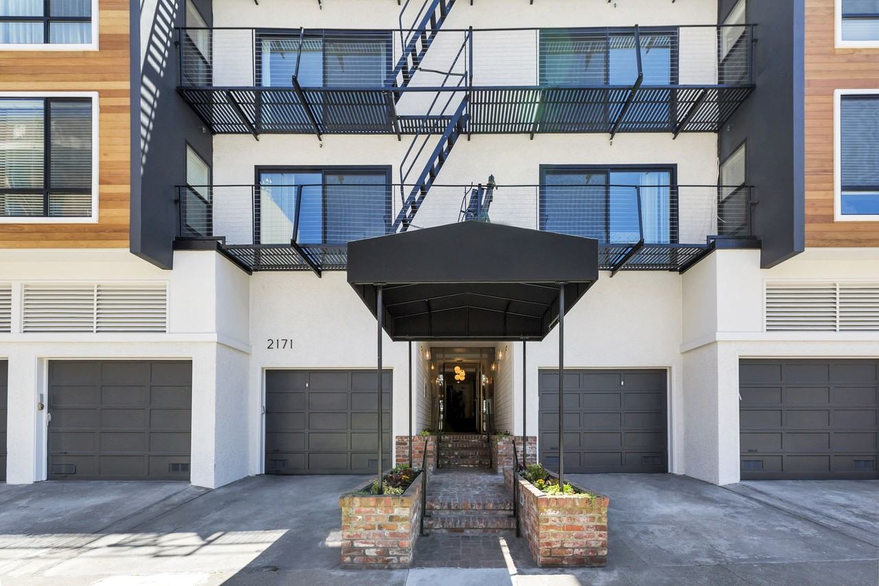 2171 Pacific - Photo 2 of 4