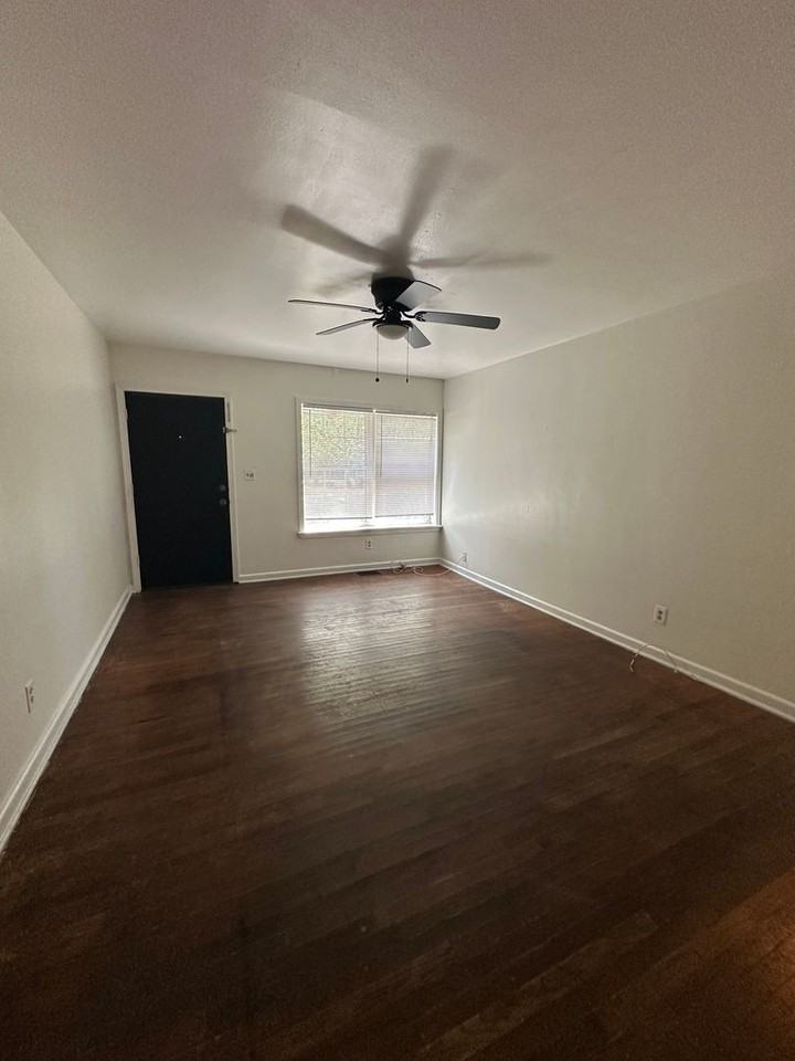 910 Wadsworth St - Photo 7 of 17