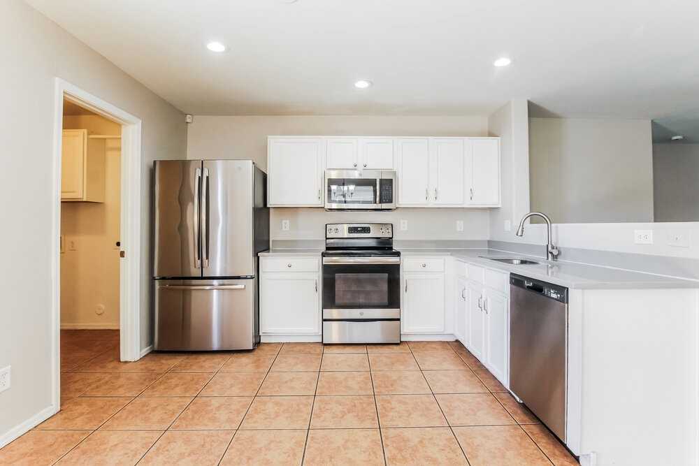 6321 W Superior Ave - Photo 7 of 16