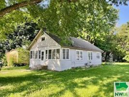 featured image of 122 N Walnut St