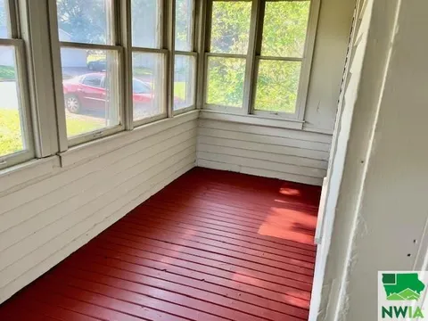 122 N Walnut St - Photo 3 of 8