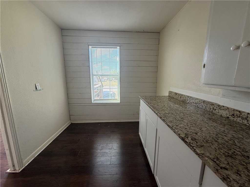 216 S Mccall St - Photo 5 of 10