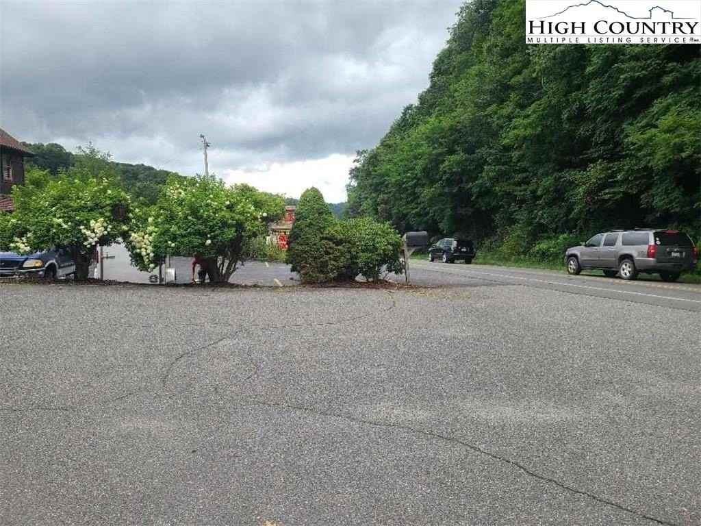 2780 Tynecastle Hwy - Photo 3 of 10