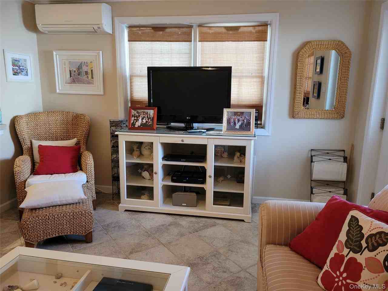 79 Rochester Ave - Photo 4 of 15