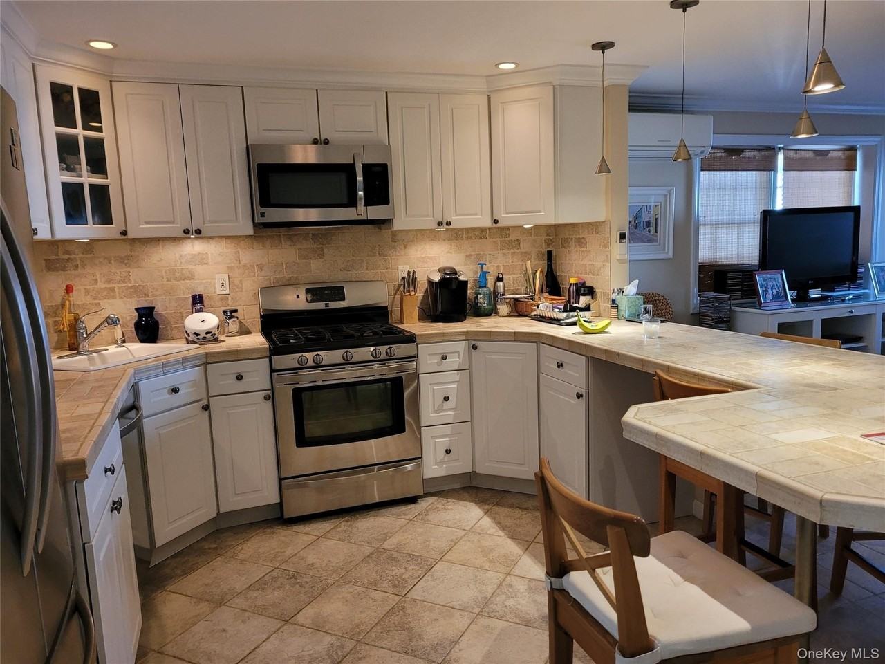 79 Rochester Ave - Photo 7 of 15