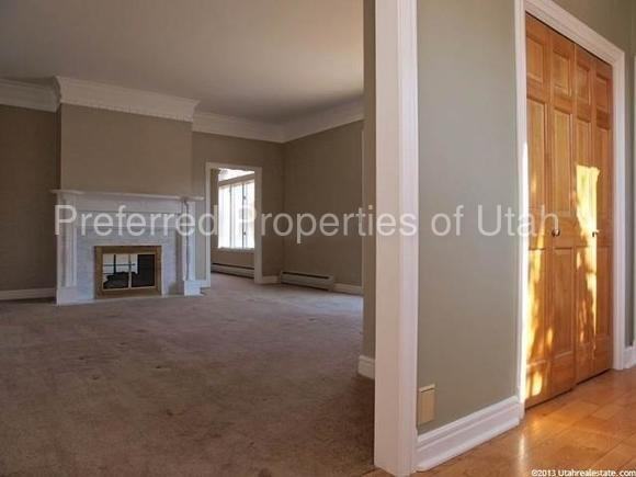 1607 Damon Way - Photo 2 of 14