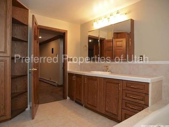 1607 Damon Way - Photo 3 of 14