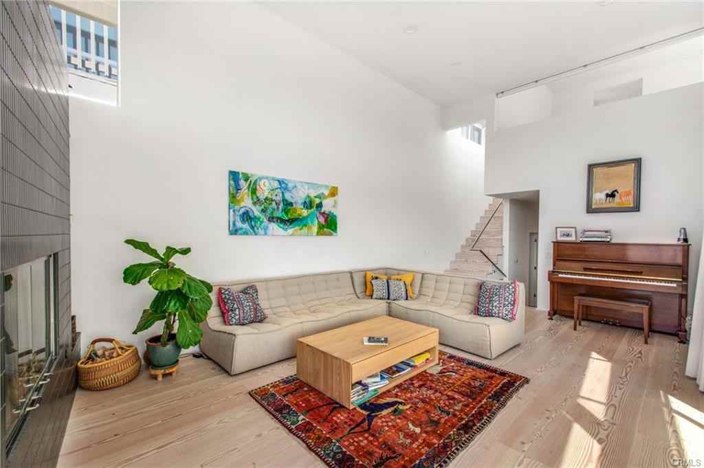 912 Santa Ana St - Photo 3 of 8