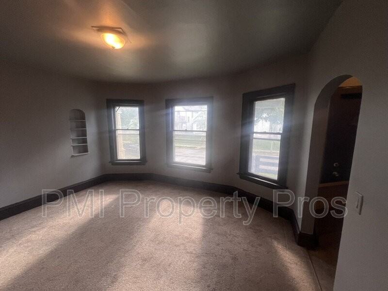 2530 N 37th St - Photo 4 of 49