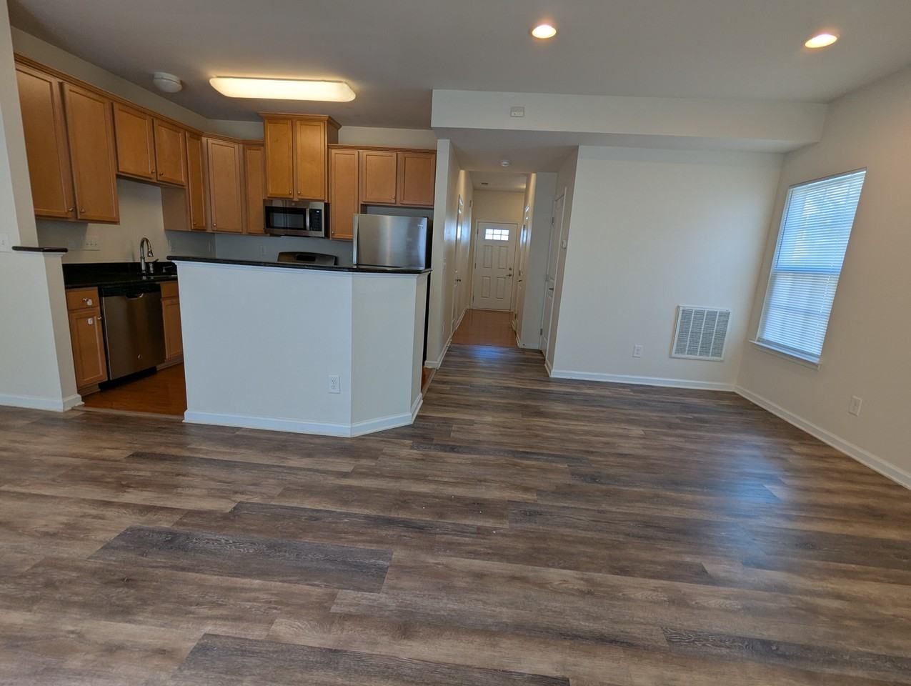 2458 Silverthorn Dr #2458 - Photo 4 of 32