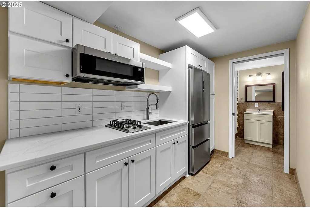 1320 Nw Maple Ln #B - Photo 4 of 17