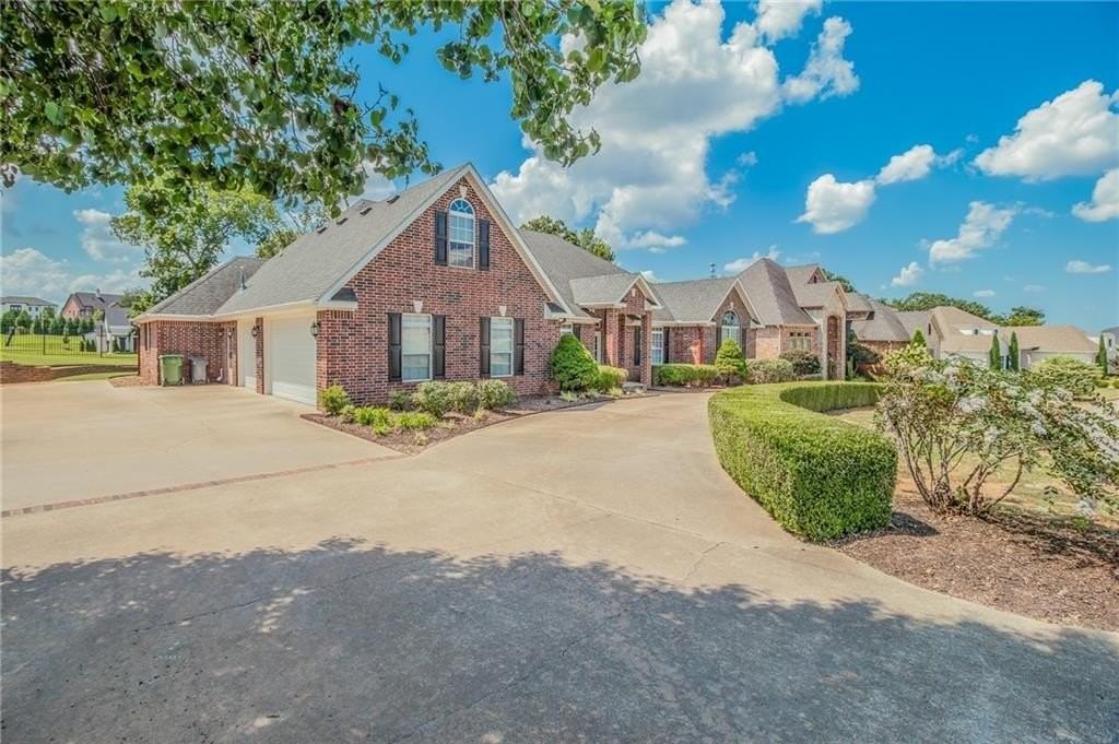 110 W Champions Blvd - Photo 3 of 32