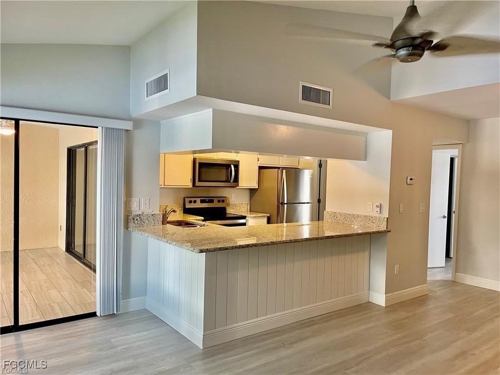 5650 Trailwinds Dr Apt 122 #122 - Photo 4 of 22