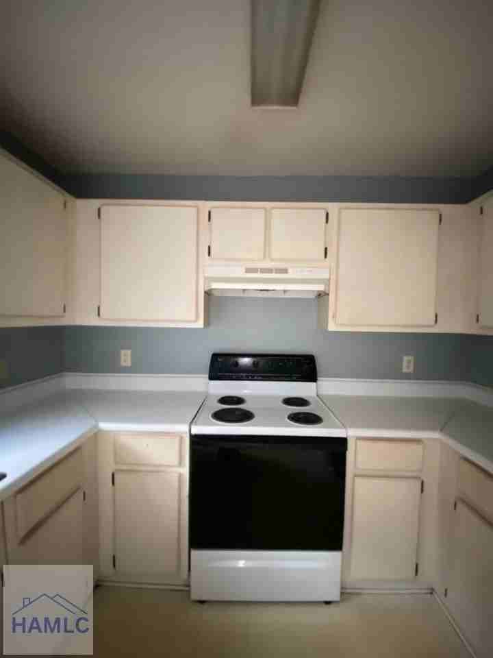 1100 Pineland Ave Apt 7a - Photo 7 of 9