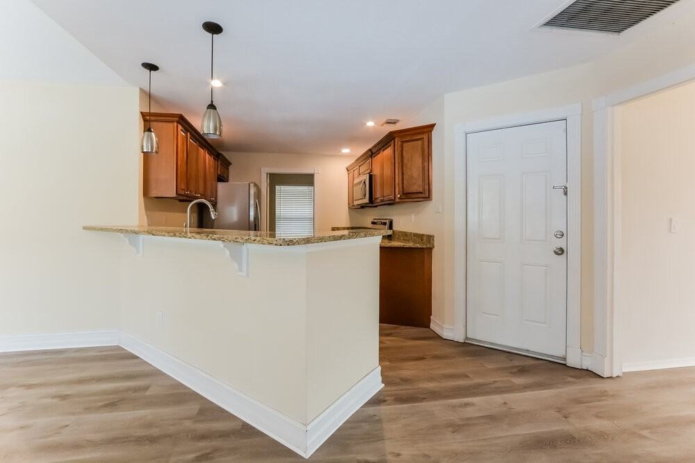 748 Tomlinson Ter - Photo 6 of 16