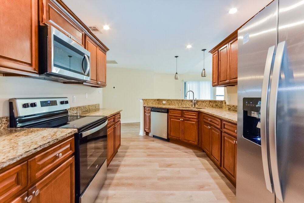 748 Tomlinson Ter - Photo 7 of 16