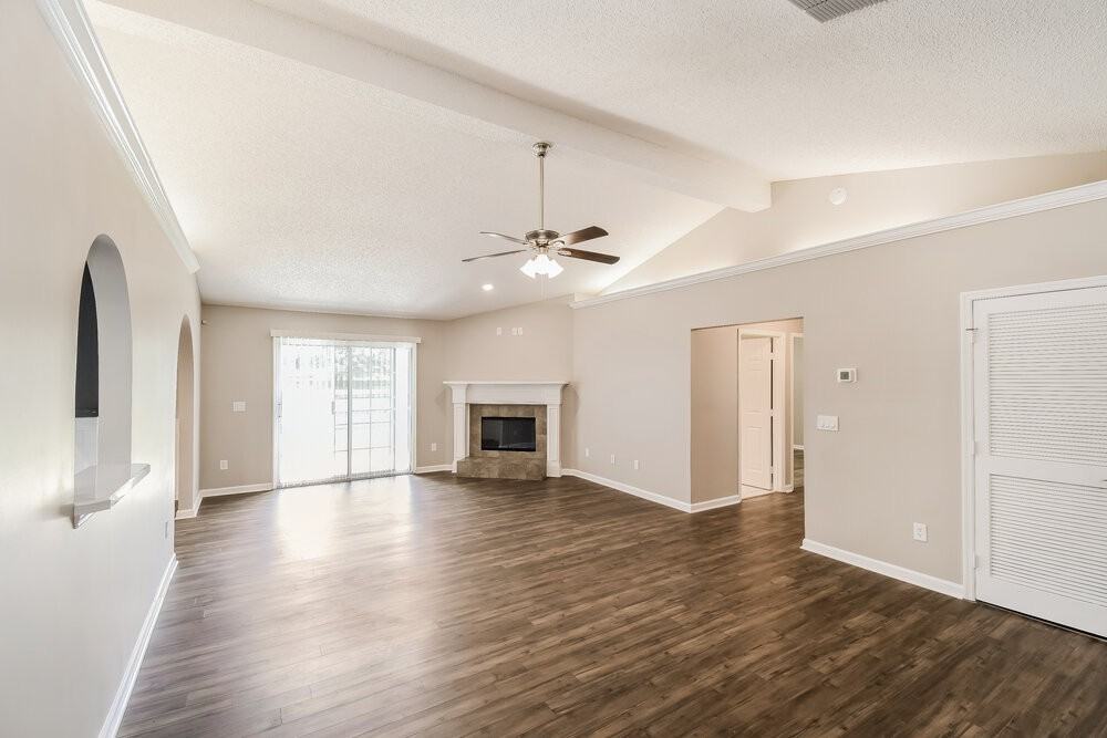 7957 Macinnes Dr - Photo 4 of 16