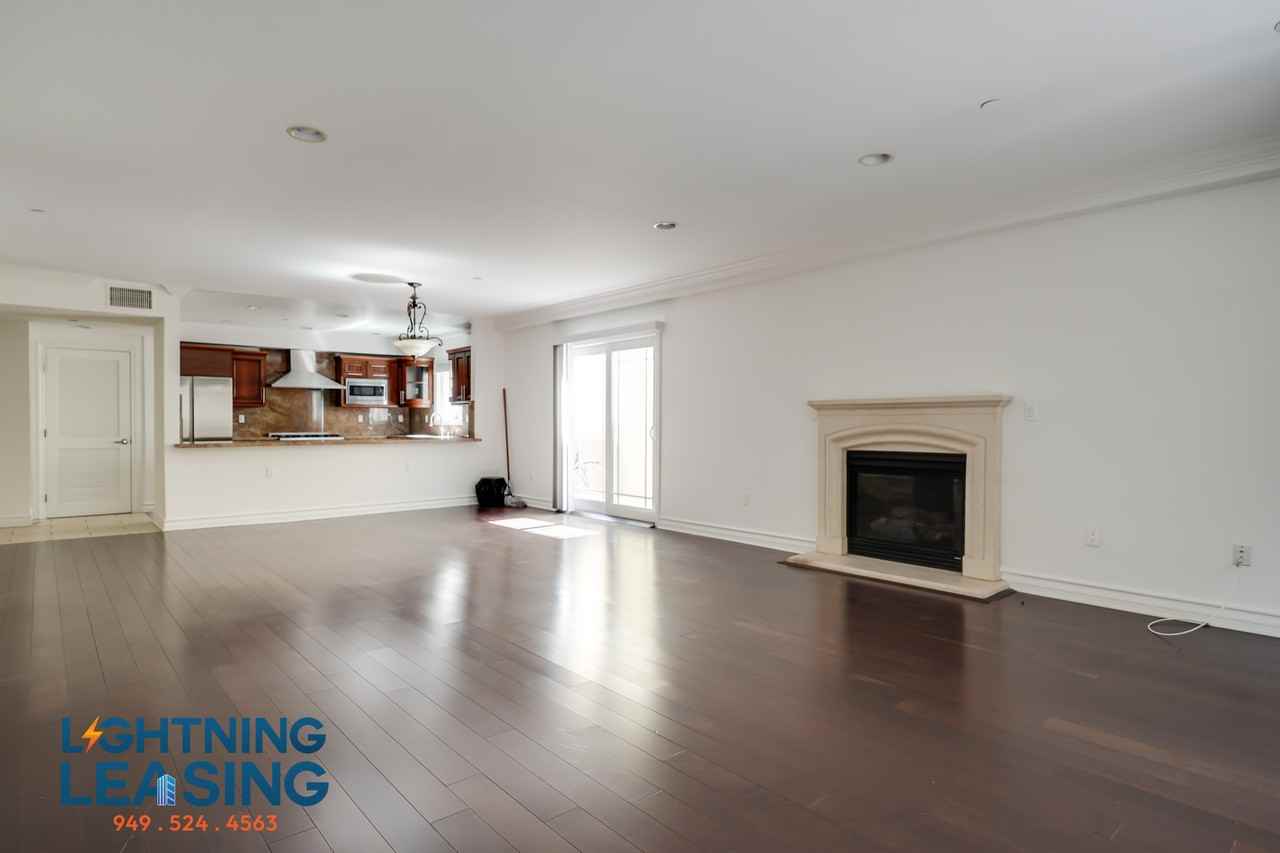 11911 1/2 Mayfield Ave #106D