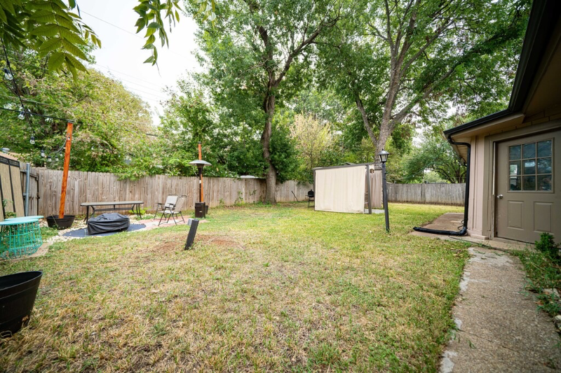 1703 Monaco Dr - Photo 4 of 19