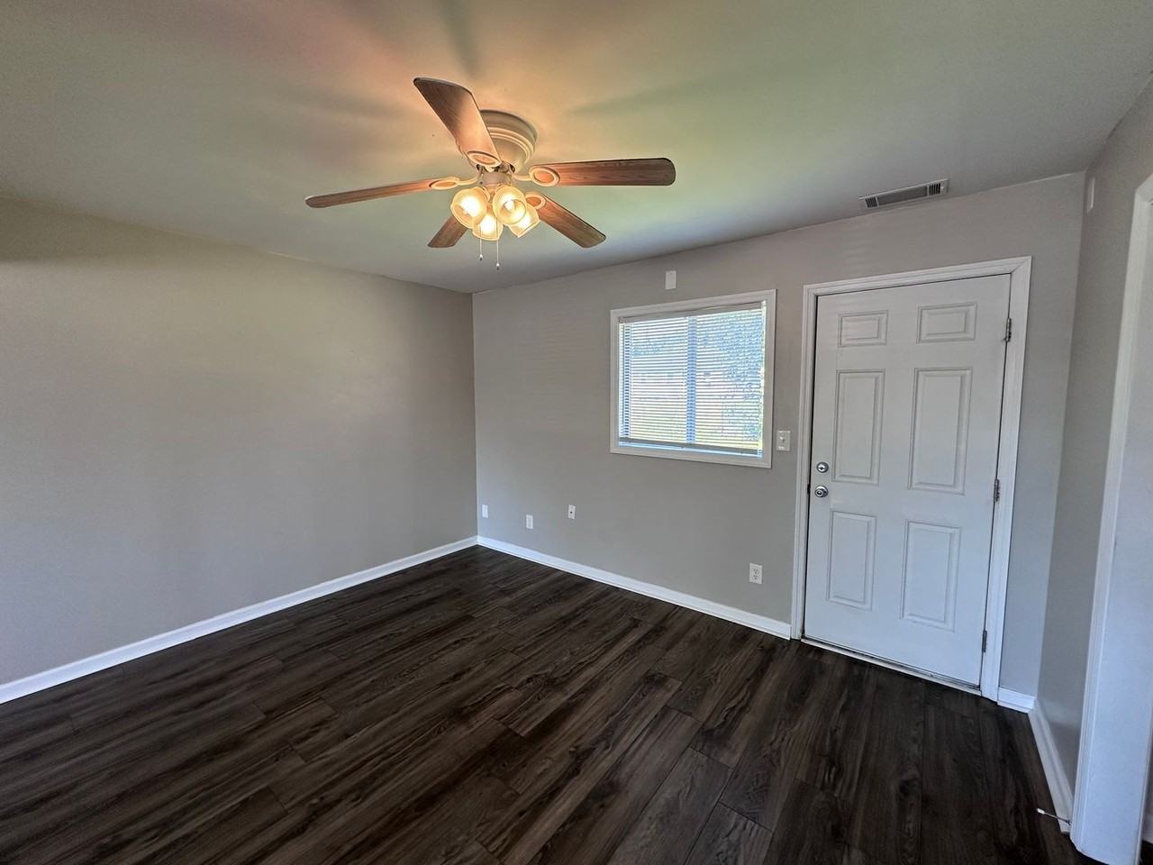 1124 Weston St - Photo 4 of 16