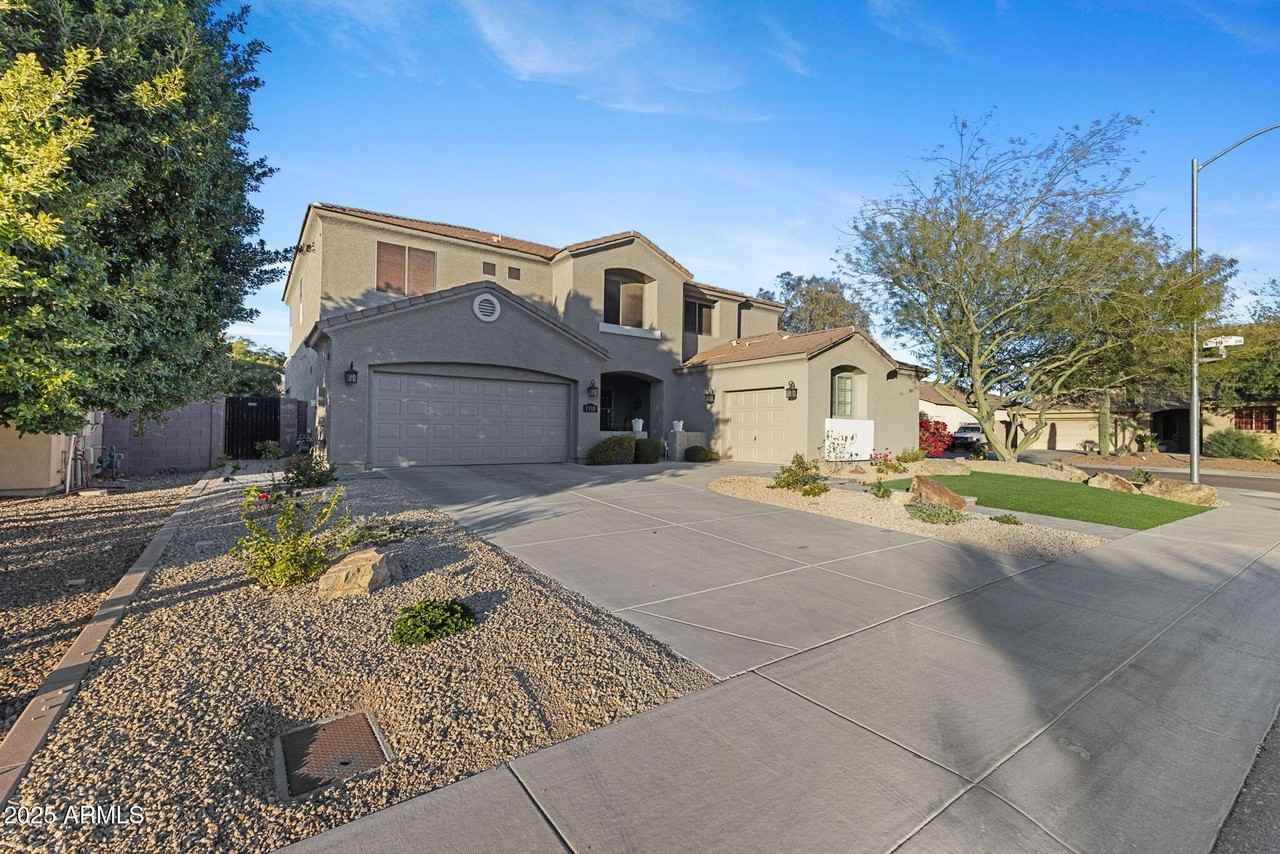 1918 W Bonanza Ln - Photo 4 of 50