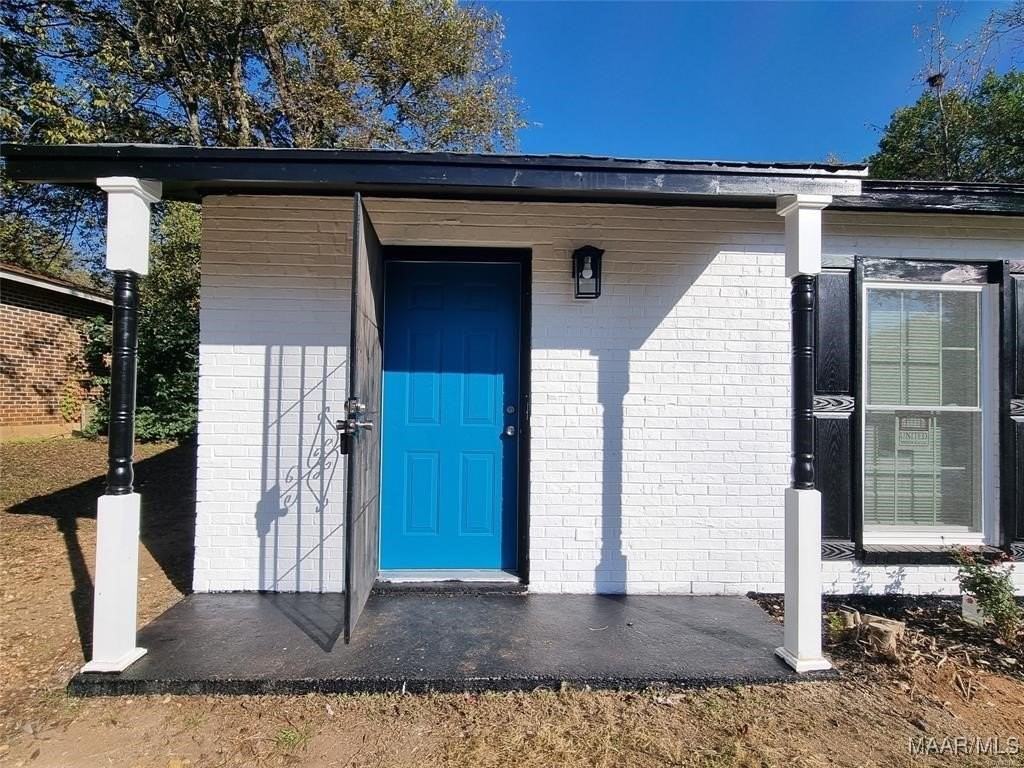 2039 Winona Ave - Photo 2 of 15