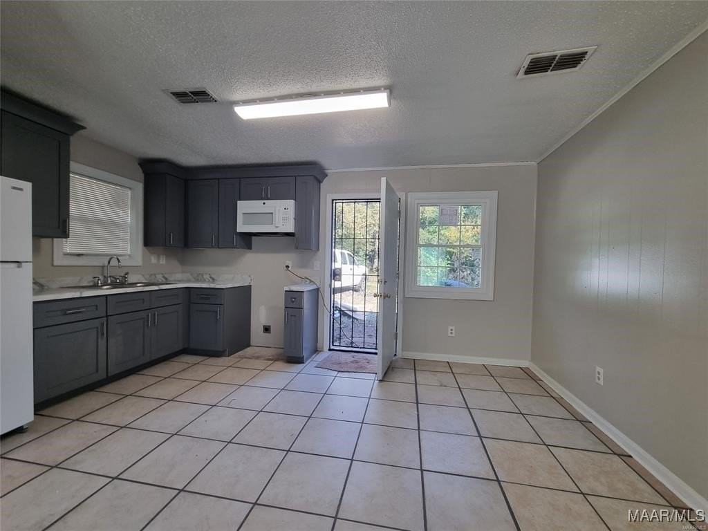 2039 Winona Ave - Photo 5 of 15