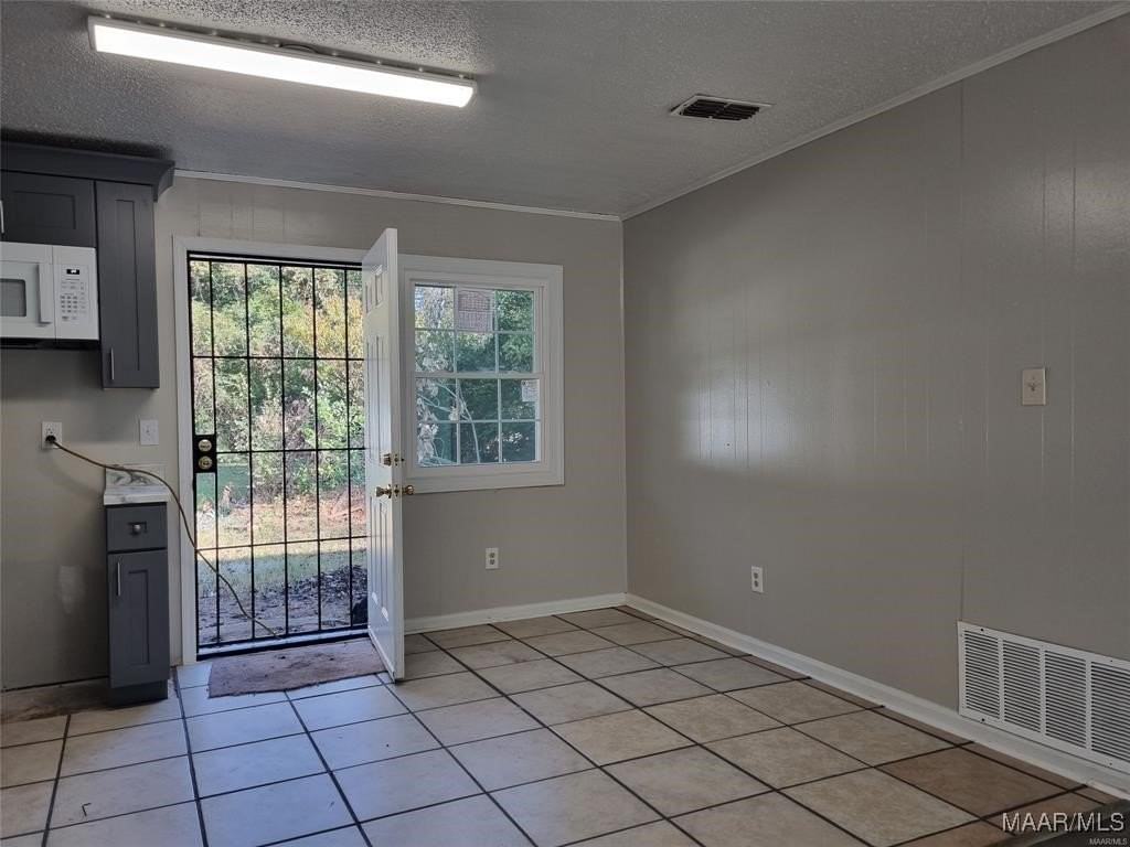 2039 Winona Ave - Photo 7 of 15