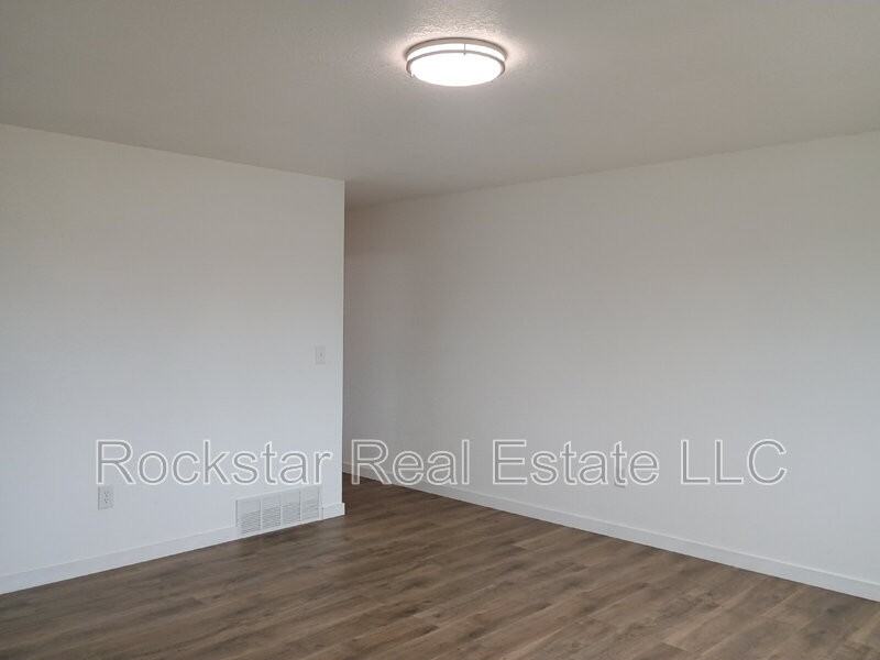 222 E Crown Ave - Photo 2 of 32