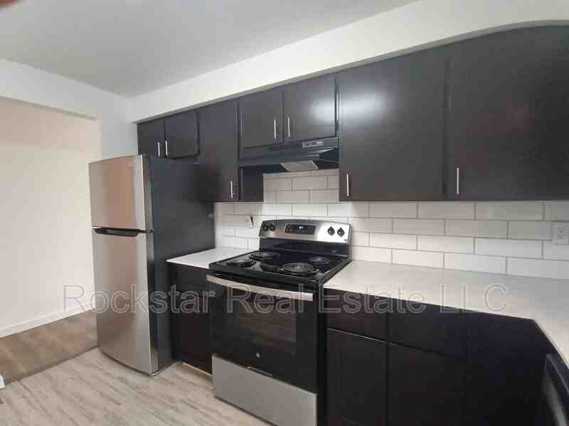 222 E Crown Ave - Photo 6 of 32