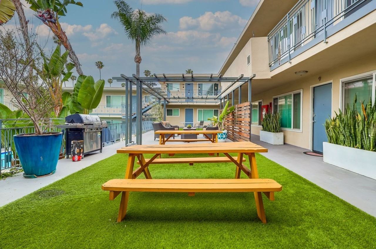 Apartment Complex Near SoFi Stadium with Pool, BBQ Area, Gym and Parking. - Photo 3 of 7