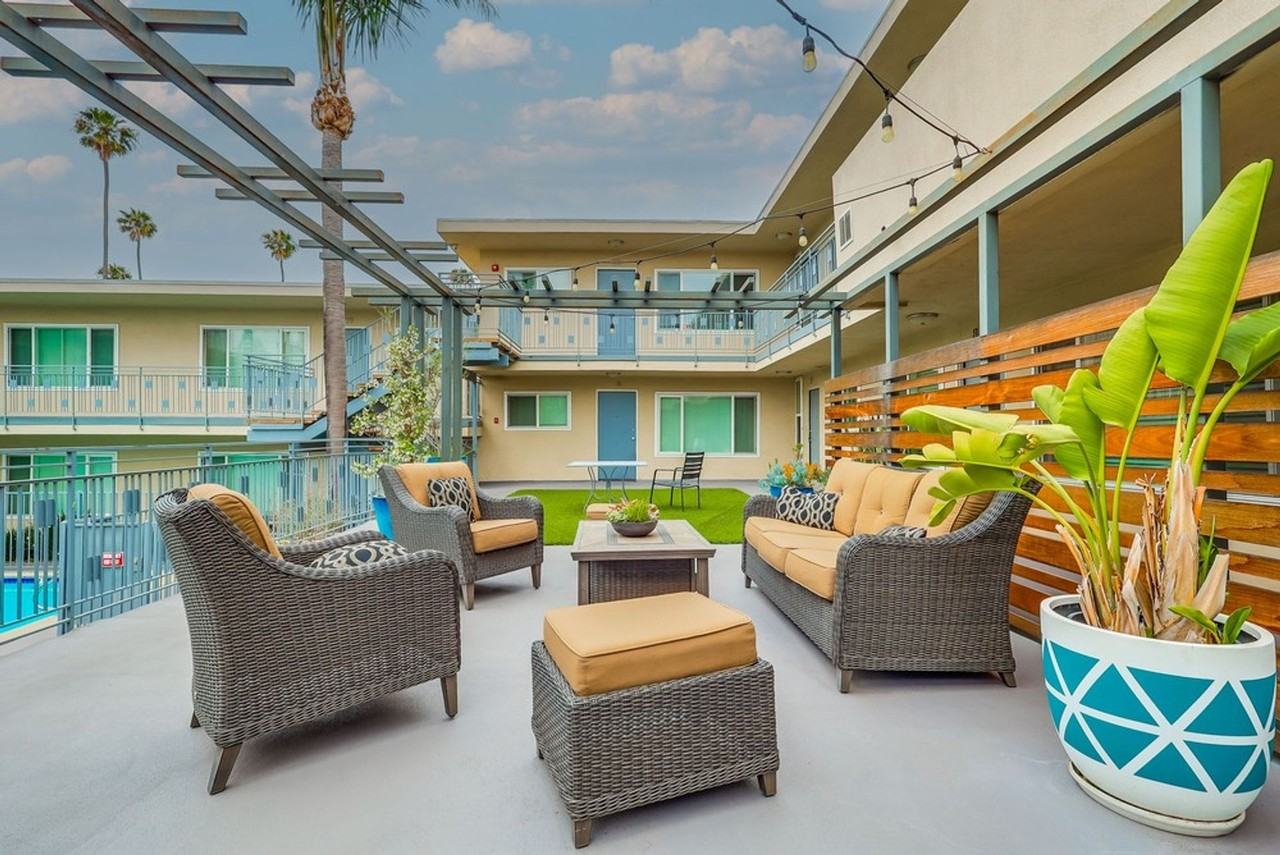 Apartment Complex Near SoFi Stadium with Pool, BBQ Area, Gym and Parking. - Photo 4 of 7