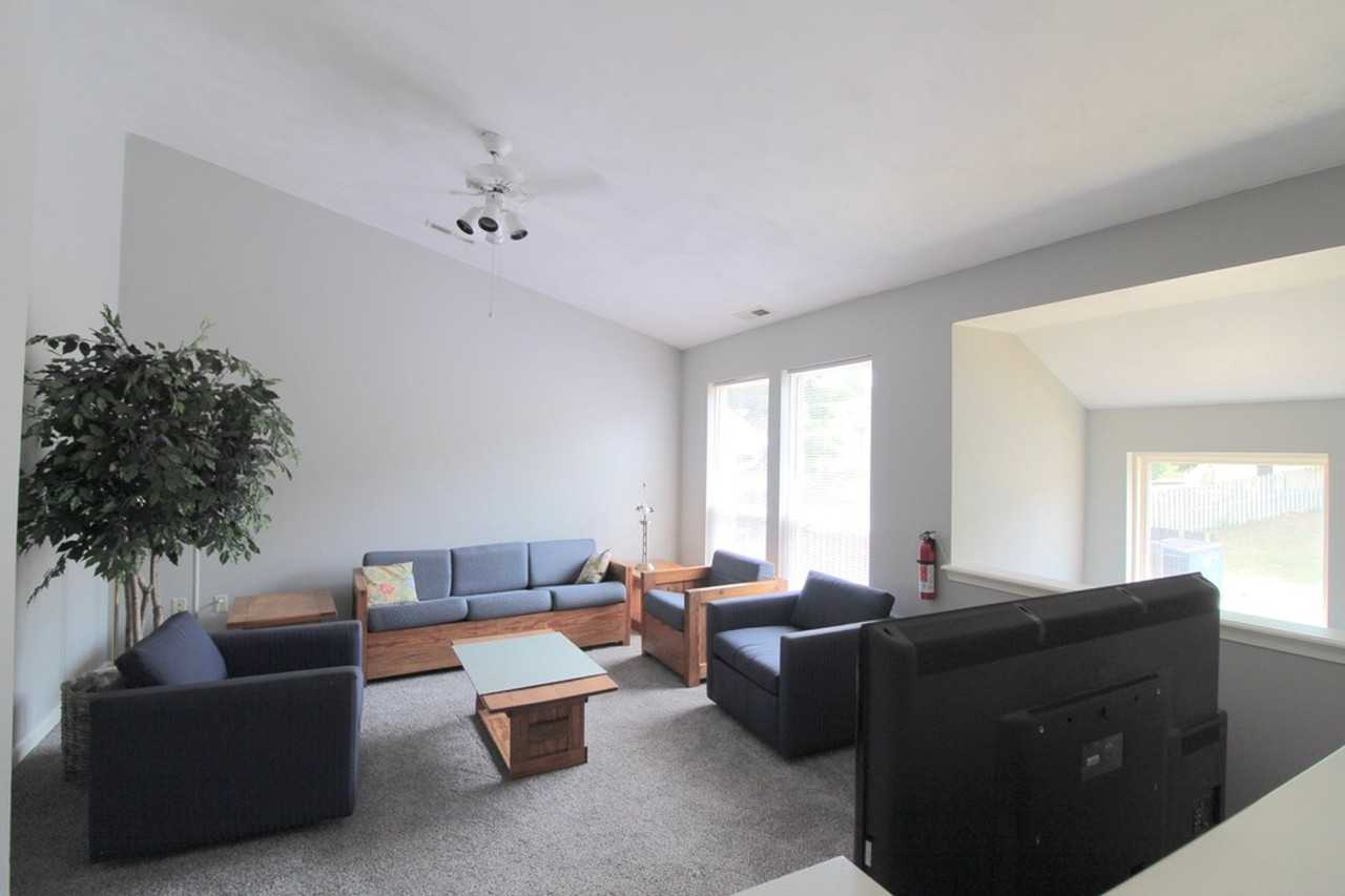 1470 Devon Ln - Photo 3 of 28
