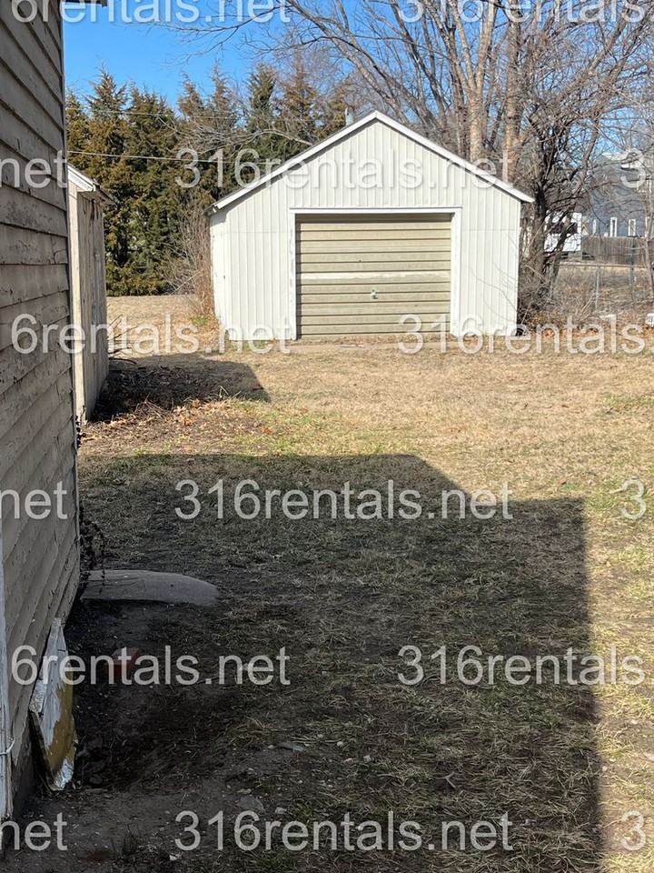 918 W 5th St - Photo 2 of 10