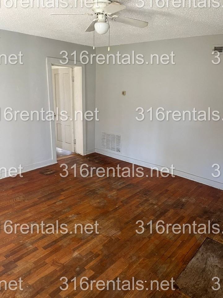 918 W 5th St - Photo 3 of 10