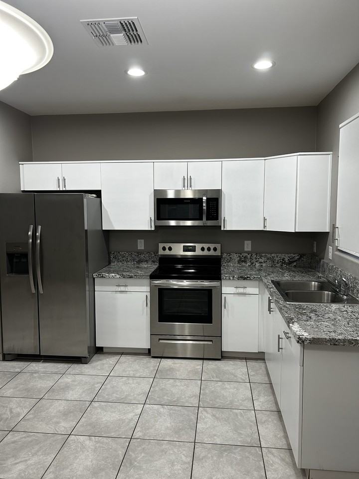 1009 E 36th St #1 - Photo 2 of 17