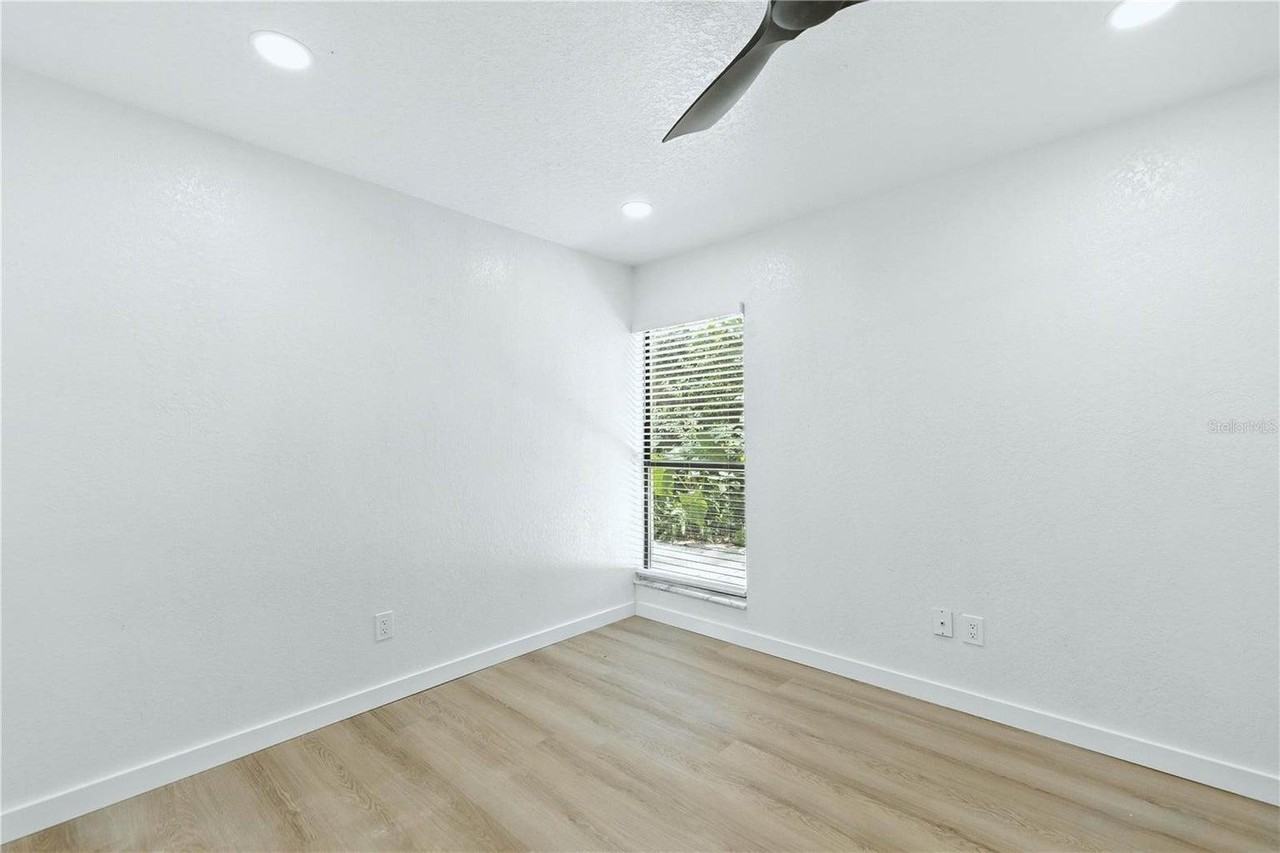 840 NE 3rd St - Photo 2 of 10