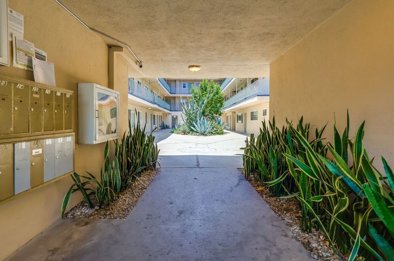 Hyde Park Living – Steps to Transit, Parks & Crenshaw! - Photo 3 of 6