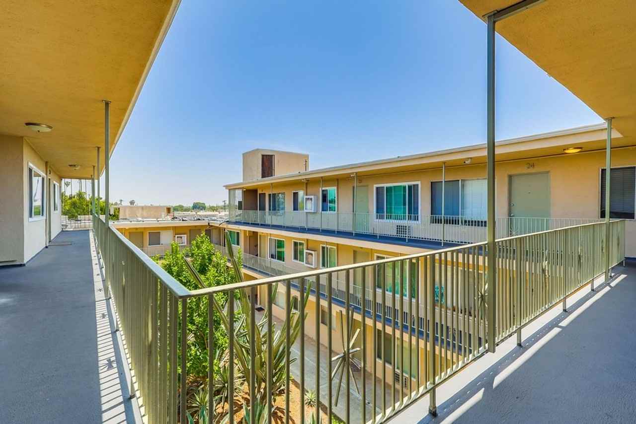 Hyde Park Living   – Steps to Transit, Parks & Crenshaw! - Photo 4 of 6