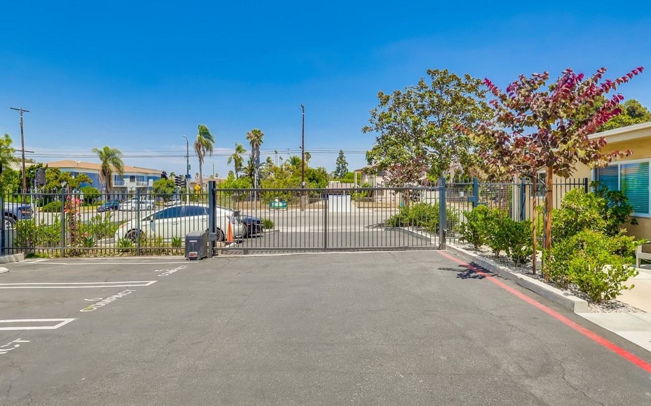 Apartments close to Downtown LA with Gym, BBQ Area, Laundry Facilities and More! - Photo 5 of 32